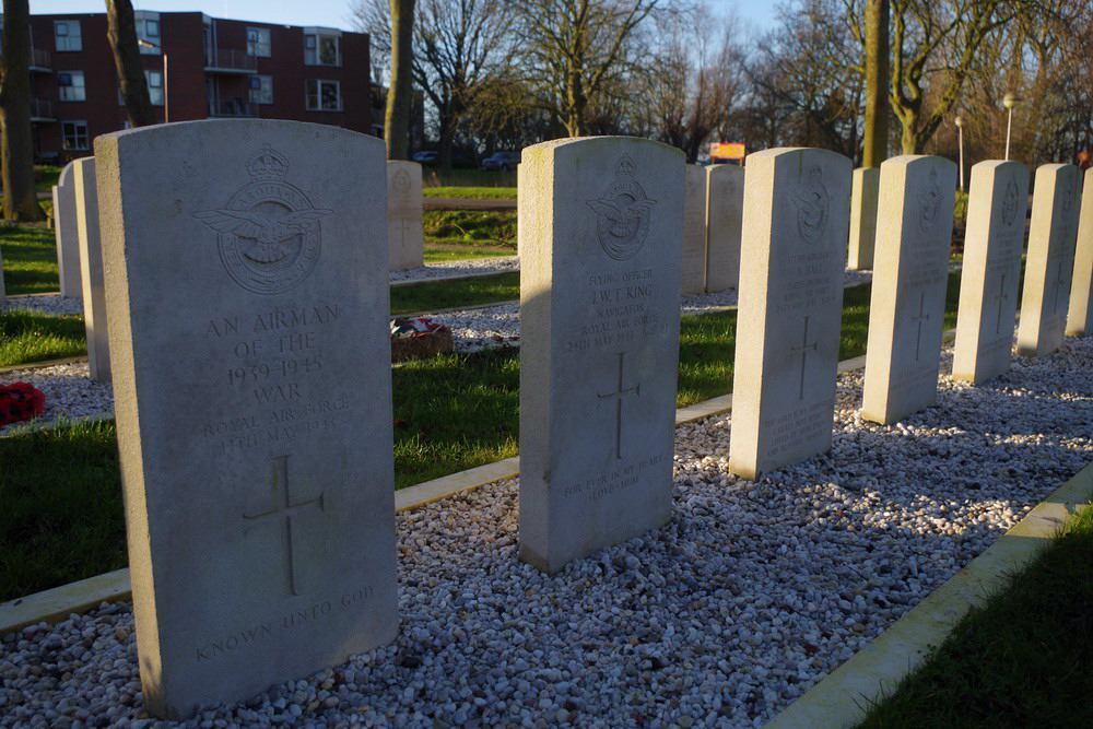 Commonwealth War Graves Protestant Churchyard Makkum #4