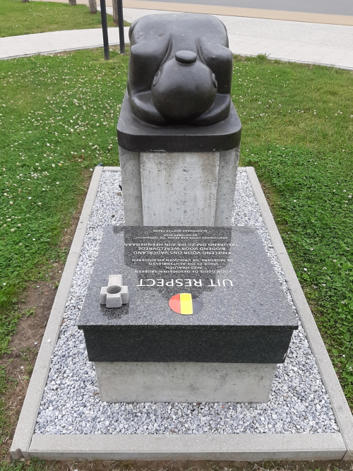 Beeldhouwwerk 'Treurende Moeder' Belgische Oorlogsbegraafplaats Keiem #3