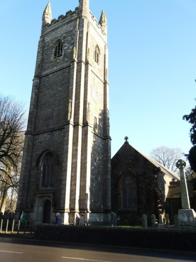 Oorlogsgraven van het Gemenebest St. Peter and St. Paul Churchyard