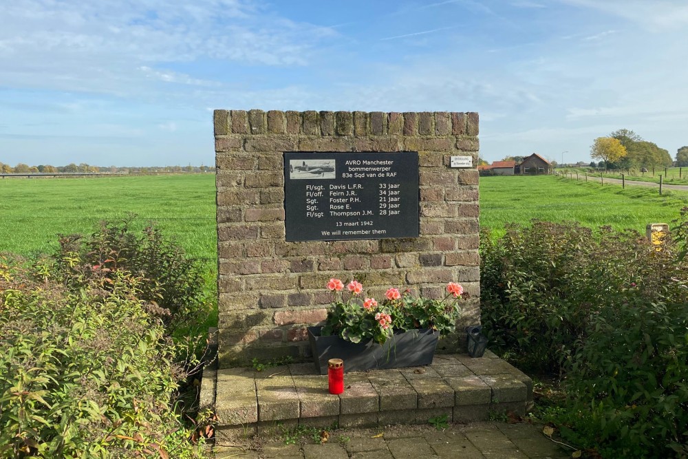 Monument Crash Manchester L7423