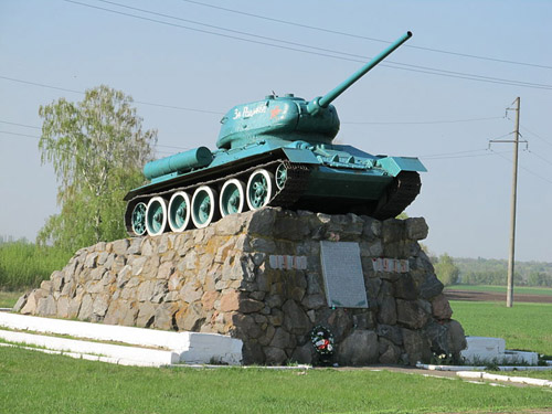 Monument T-34/85 Tank Russische Tegenaanval #1