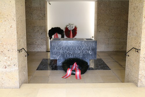 Memorial Crypt ueren Burgtor #2