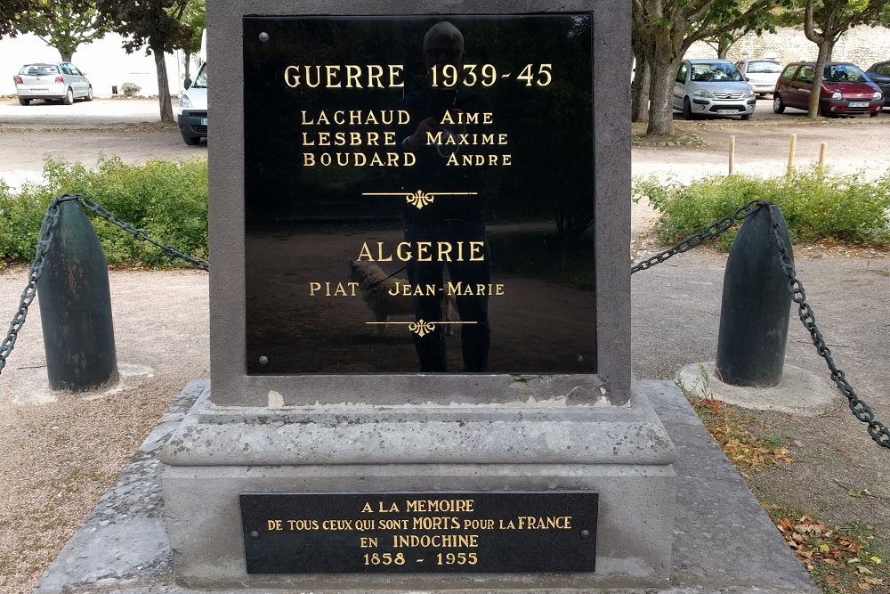Oorlogsmonument Charroux #4