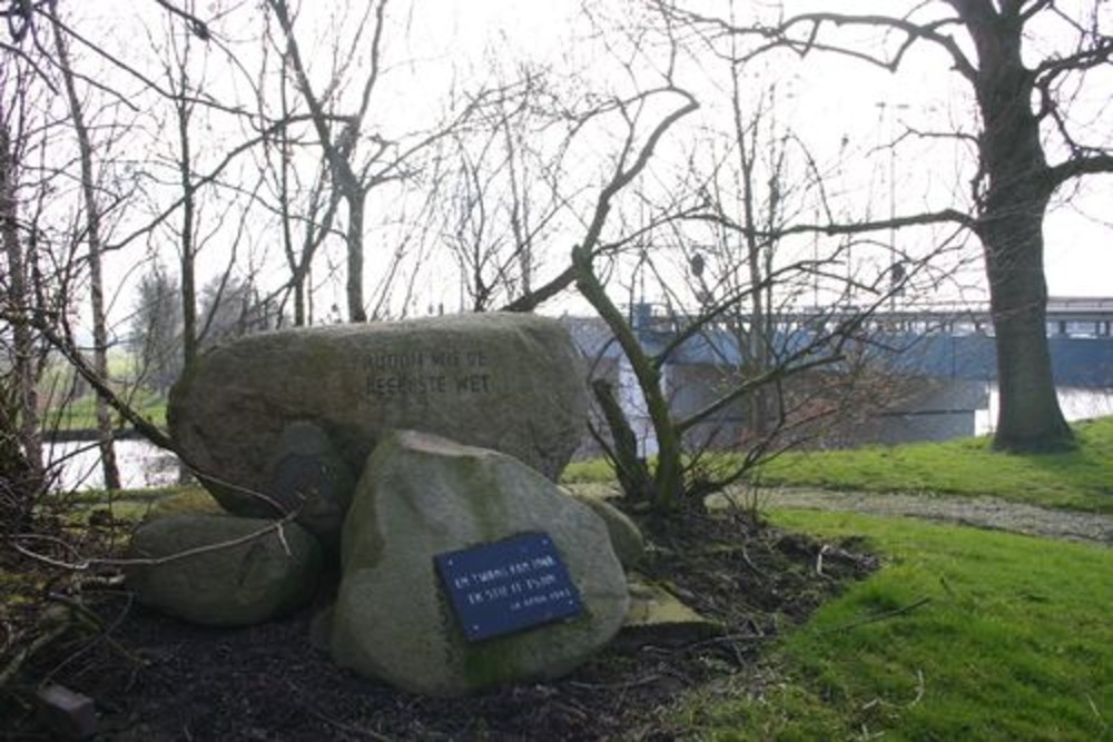 Monument Princess Margriet Canal #4