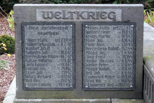 War Memorial Thür #3