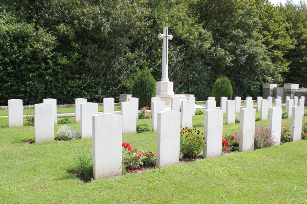 Commonwealth War Cemetery Thiennes #4