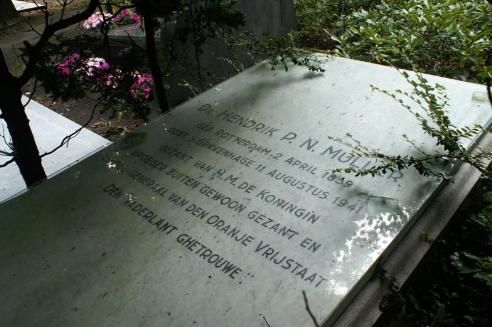 Oud Eik en Duinen Cemetery