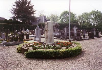 Nederlandse Oorlogsgraven Rooms Katholieke Begraafplaats Berg aan de Maas #1