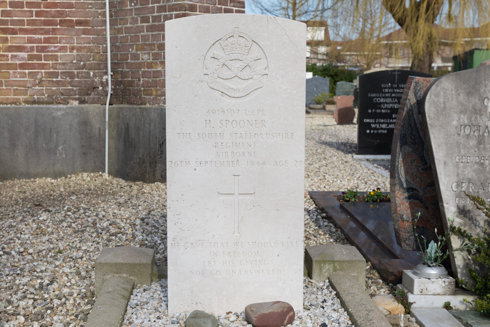 Commonwealth War Grave Roman Catholic Churchyard #1