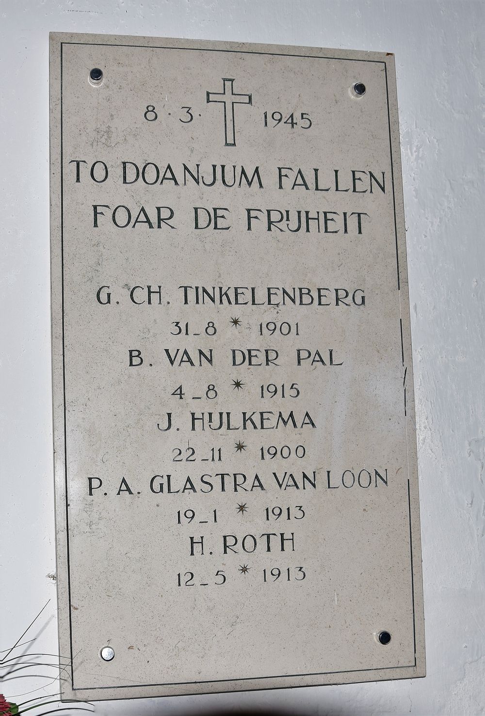 Oorlogsmonument Protestante Kerk Kerkhof Dongjum #2