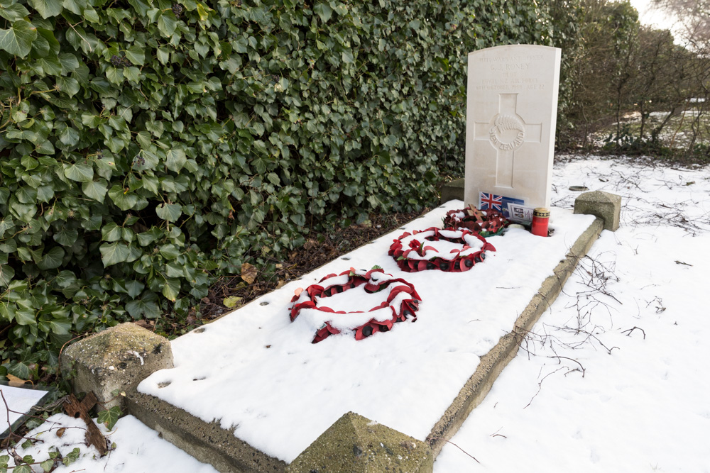 Commonwealth War Grave Schoondijke #3