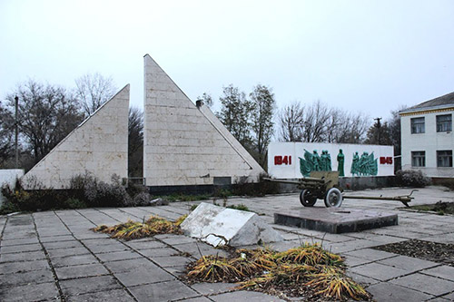 Oorlogsmonument & ZiS-3 76mm Veldkanon