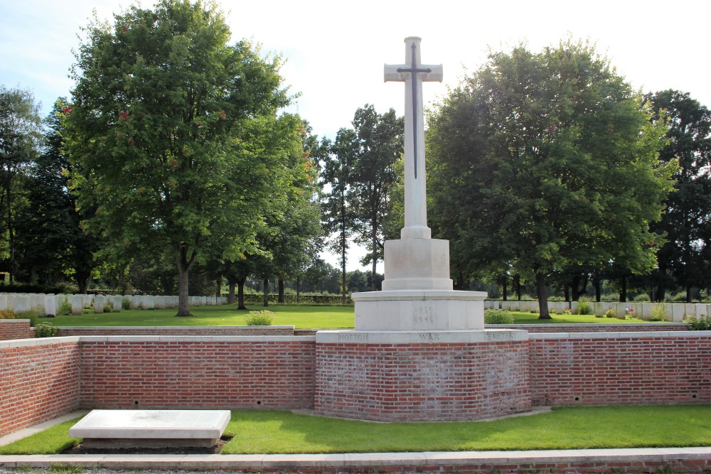 Commonwealth War Cemetery Hotton #1