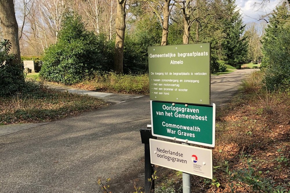 Commonwealth War Graves Municipal Cemetery 't Groenedael  Almelo #3