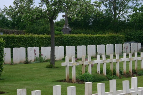 Commonwealth War Cemetery Warloy-Baillon #2