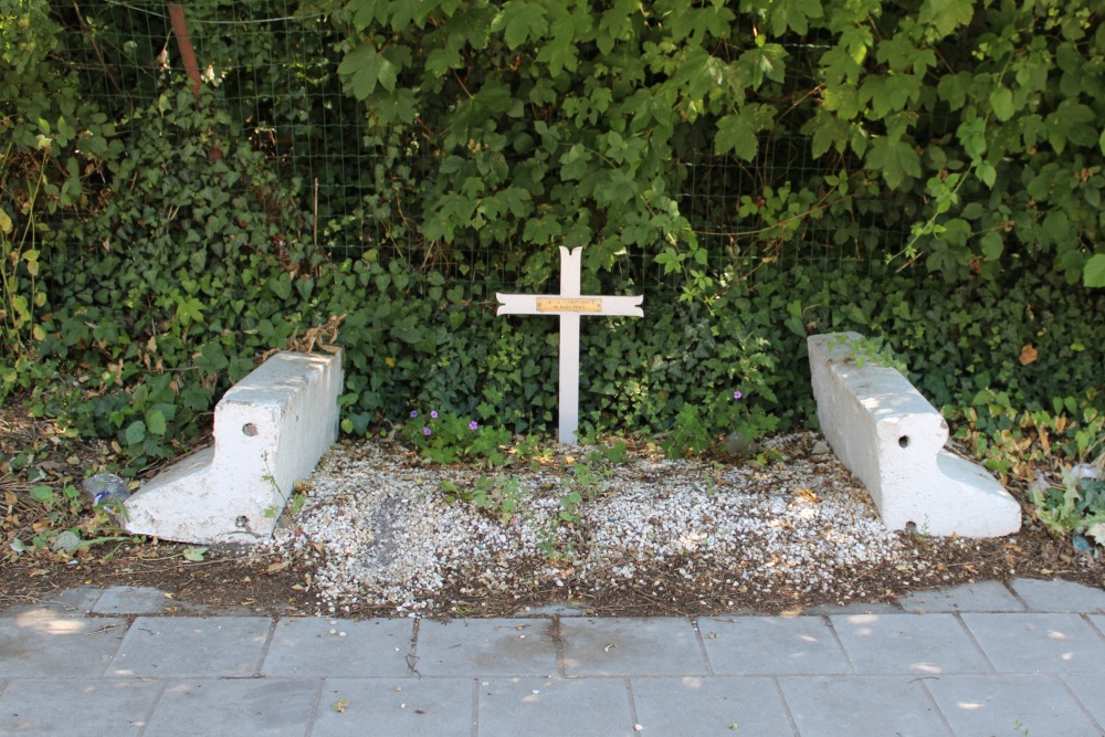 Herdenkingskruis Priester-Deken Pierre Harmignie	