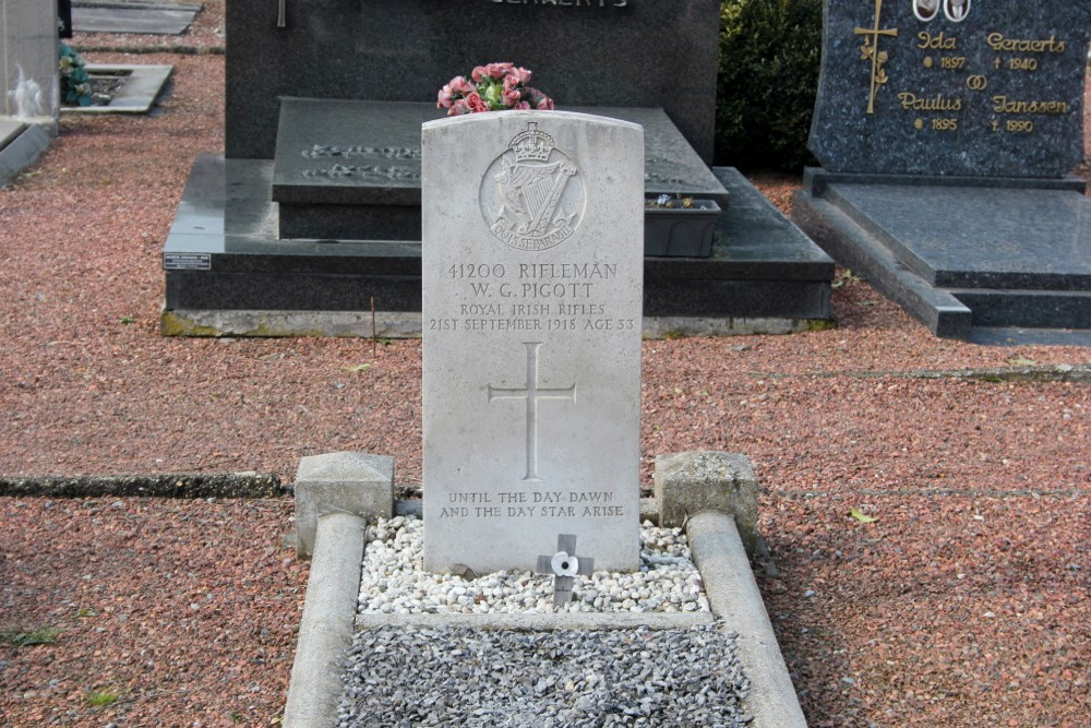 Commonwealth War Grave Veldwezelt #2