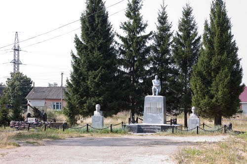 Oorlogsmonument & 76mm M1942 (ZiS-3) Kanon Krutovo