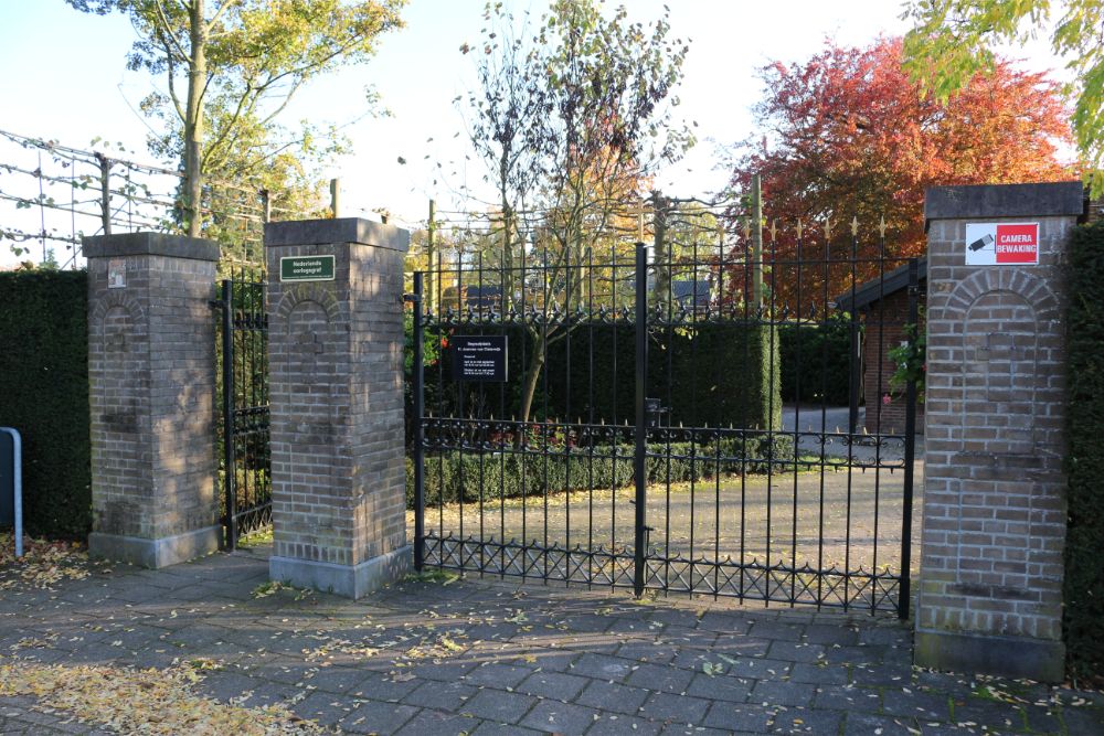 Nederlands Oorlogsgraf Begraafplaats Johannes Parochie Oisterwijk #1