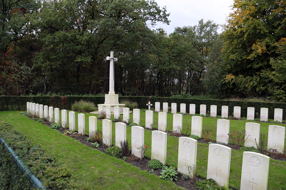 Oorlogsgraven van het Gemenebest Rooms Katholiek Kerkhof Swartbroek #1