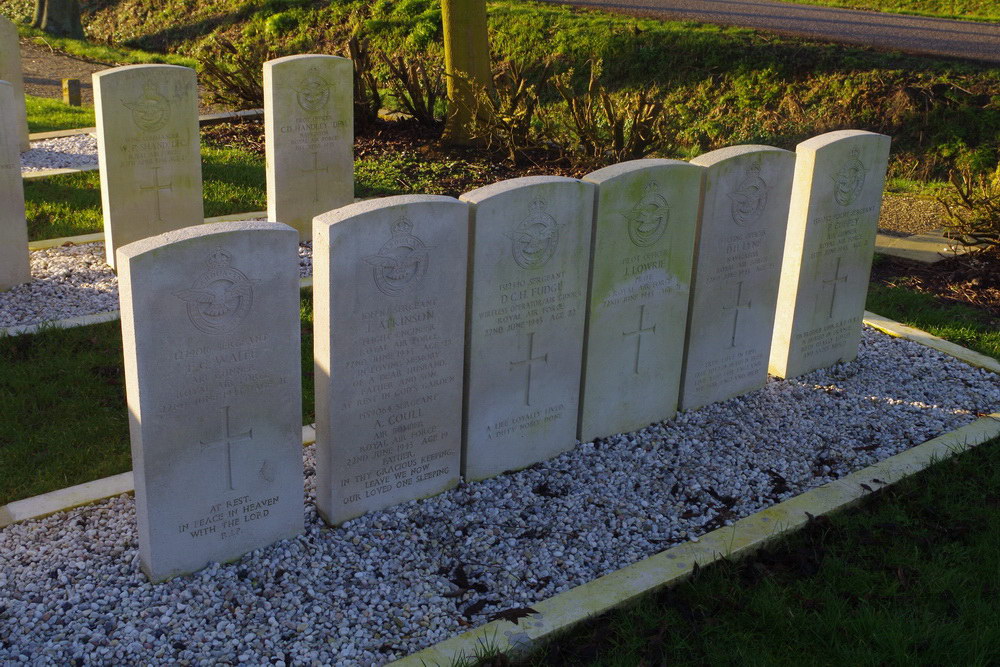 Commonwealth War Graves Protestant Churchyard Makkum #3