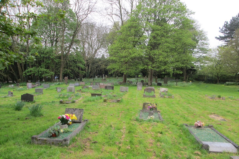 Oorlogsgraven van het Gemenebest St. Godwald Churchyard #1