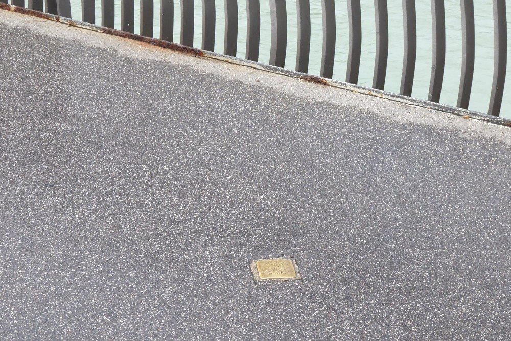 Stumbling Stone Staatsbrücke #1