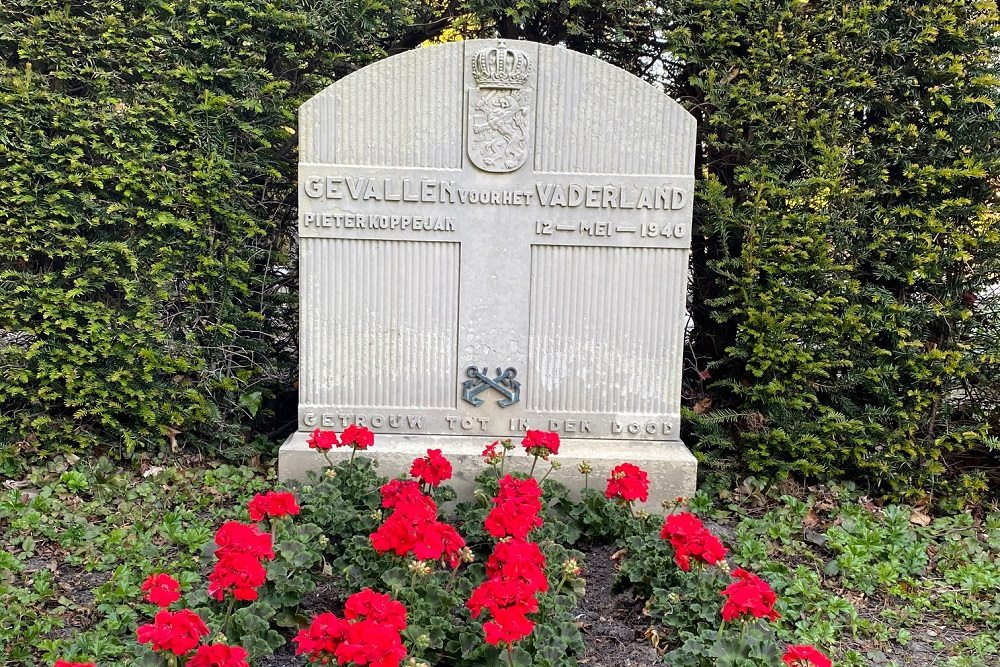 Dutch War Graves Municipal Cemetery Enkhuizen #1