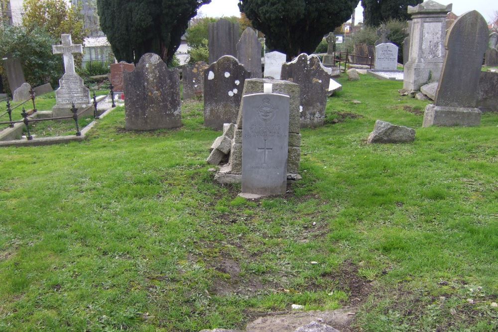 Commonwealth War Grave St. Nahis Burial Ground