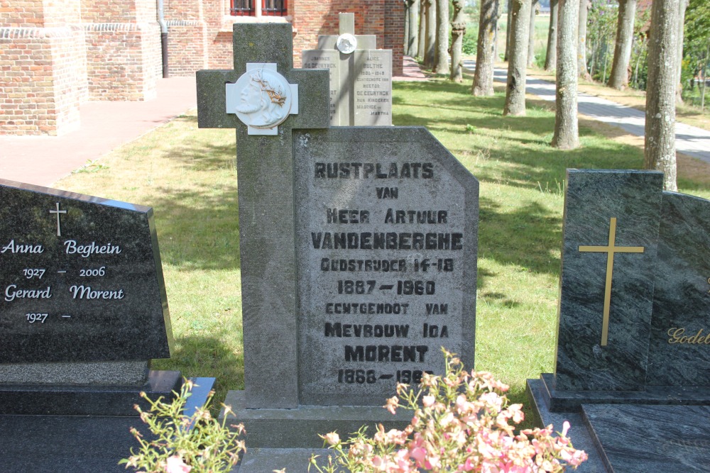 Belgian Graves Veterans Oudekapelle #2