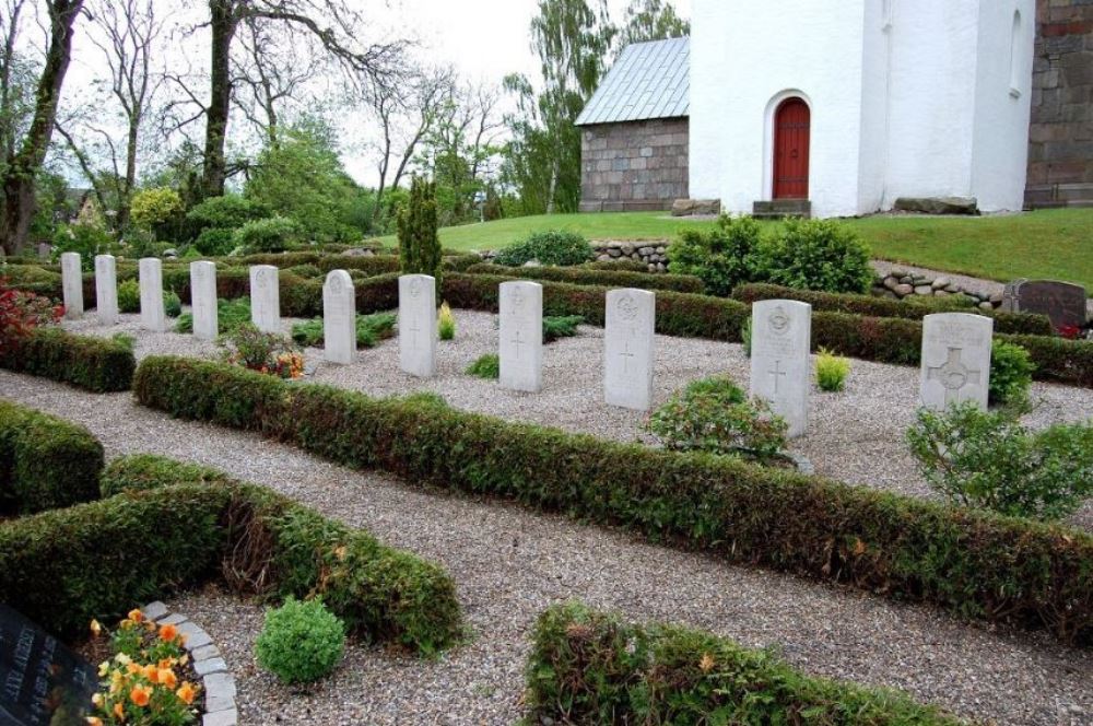 Oorlogsgraven van het Gemenebest Kerkhof Aarestrup #1