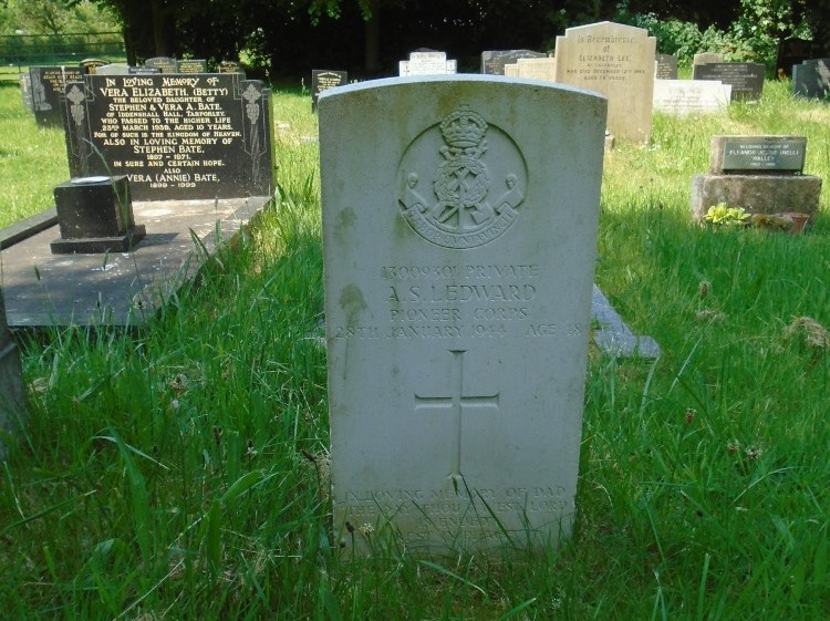 Commonwealth War Grave Tarporley Baptist Chapelyard #1
