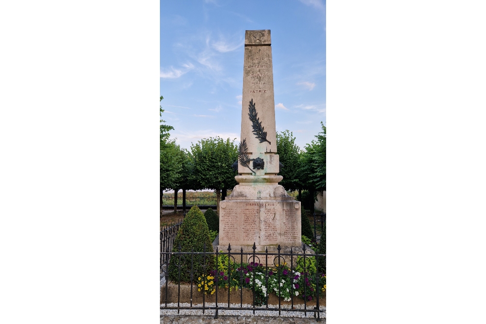 Oorlogsmonument Château-Landon #1