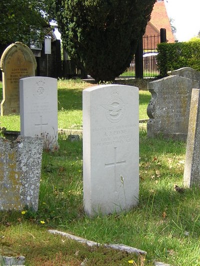 Commonwealth War Graves St Mary Magdalene Churchyard