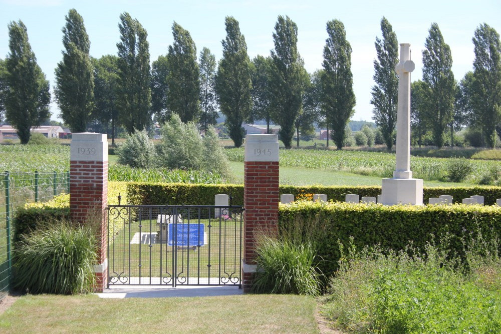 Commonwealth War Cemetery Esquelmes