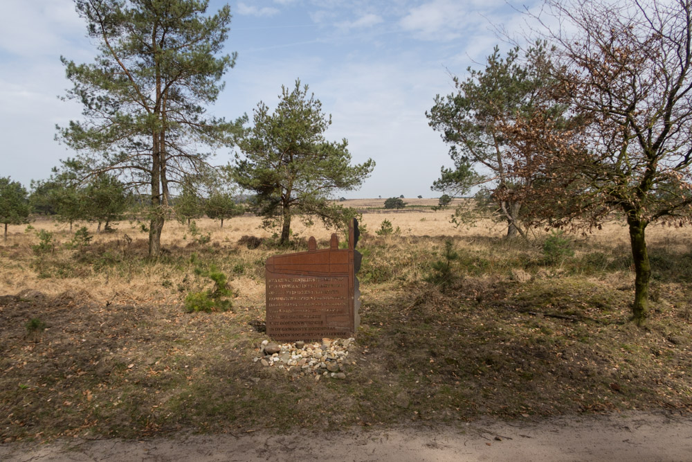 Monument Lancaster R5551 #2