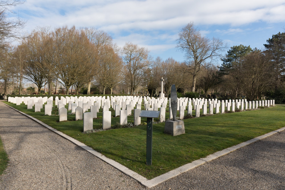 Commonwealth War Graves General Cemetery Bergen #4