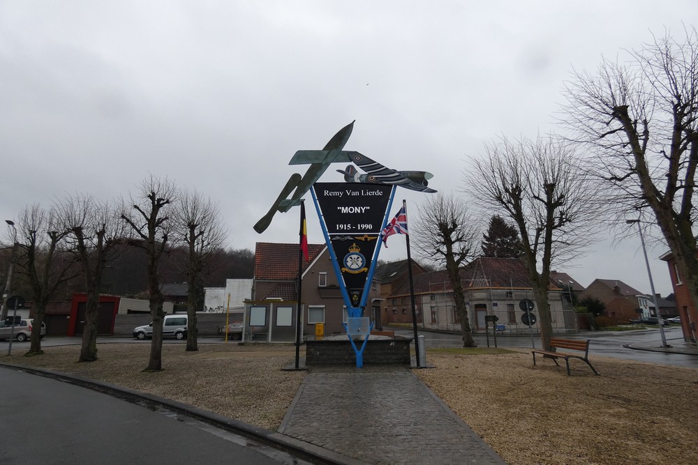 Monument Remy Van Lierde Overboelare #1