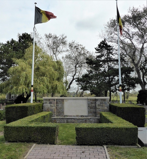 Oorlogsmonument Oostduinkerke Begraafplaats #2