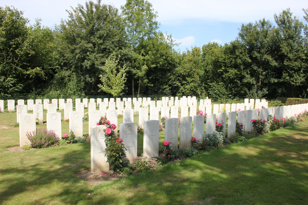 Commonwealth War Cemetery Aval Wood #4