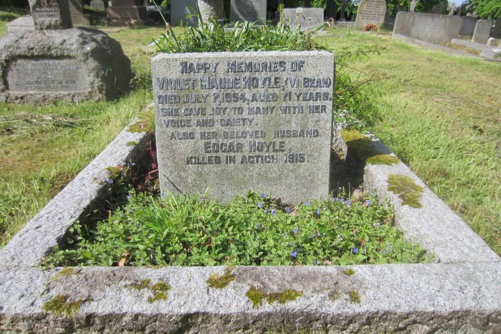 Herdenkingsteksten St Cuthbert's Churchyard