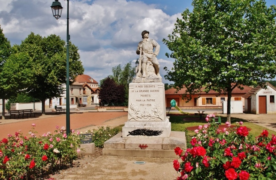 War Memorial Chenay-le-Chtel