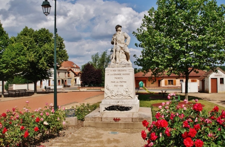 War Memorial Chenay-le-Chtel #1