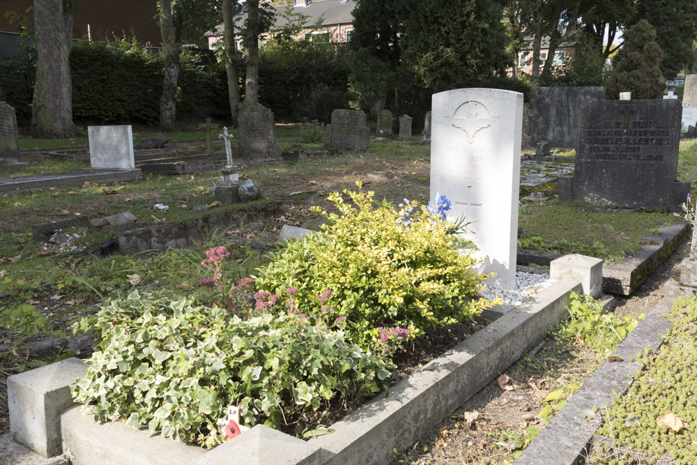 Commonwealth War Grave Roman Catholic Cemetery Mariahof Renkum #2