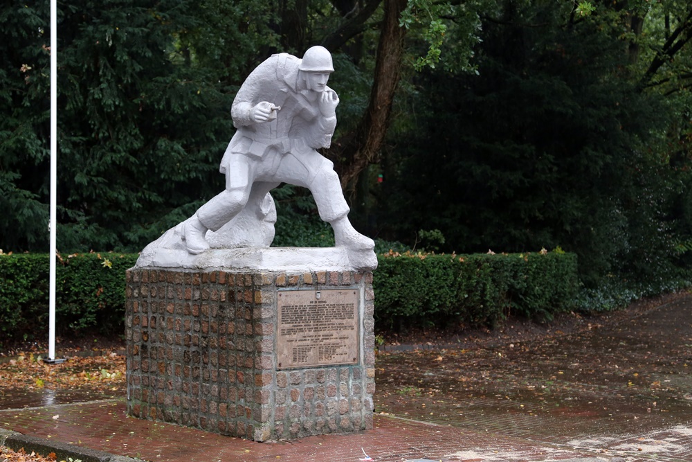 Monument De Parachutist Son en Breugel