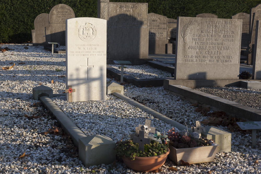 Commonwealth War Grave Municipal Cemetery Lienden #2