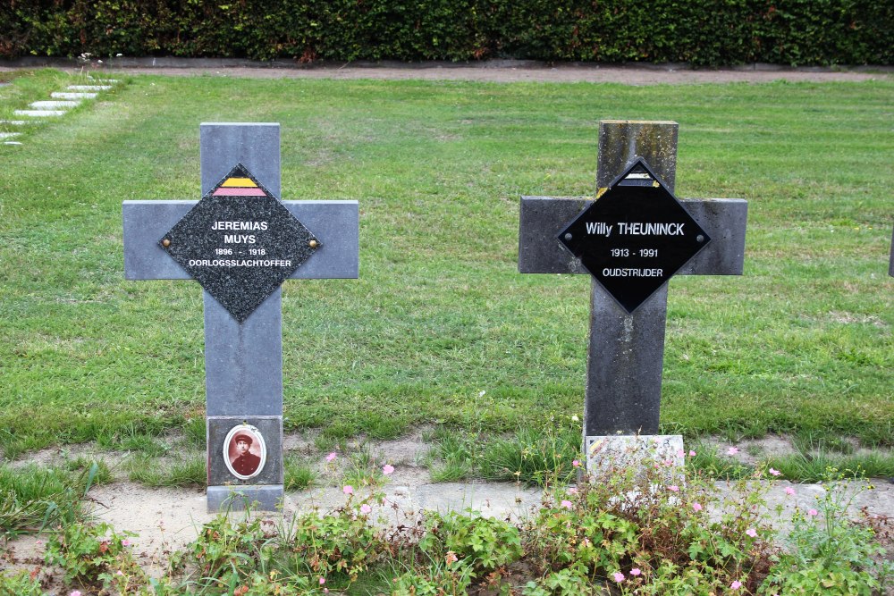 Belgian War Graves and  Veteran Cemetery Zarren #2