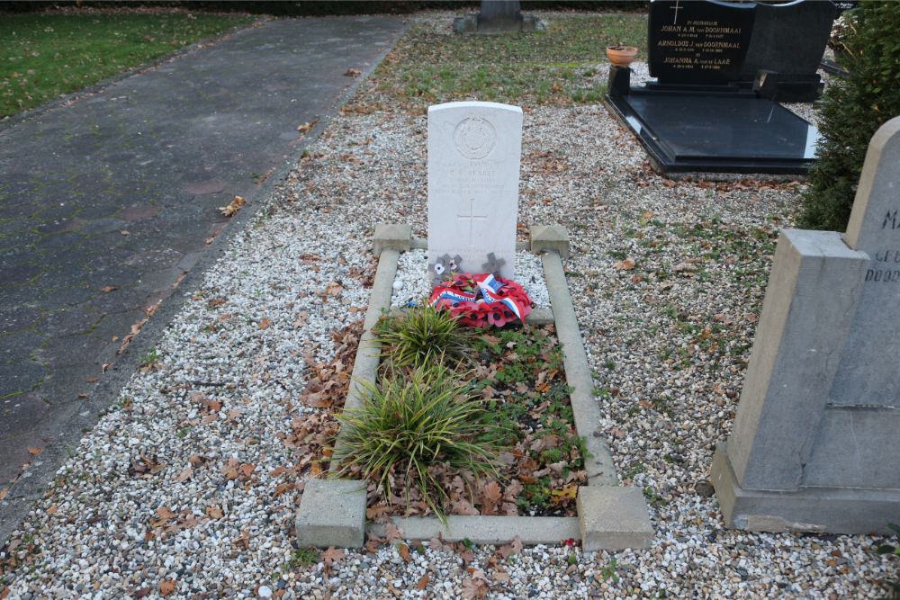 Commonwealth War Grave Roman Catholic Cemetery Velddriel