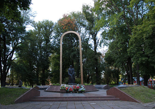 Massagraf Sovjetsoldaten & Oorlogsmonument Letichev