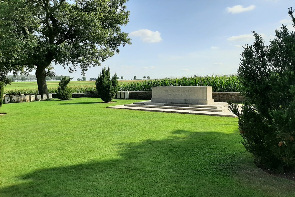 Commonwealth War Cemetery Courcelette #3